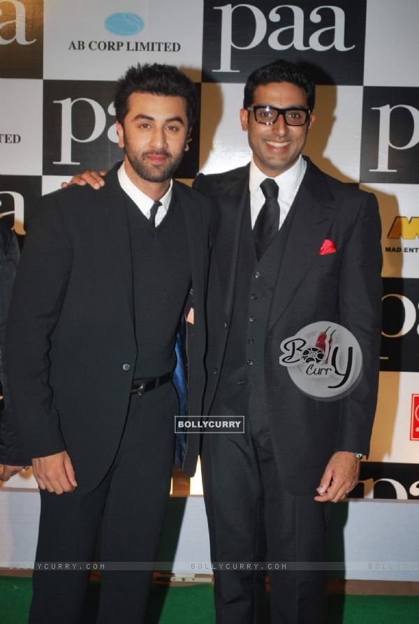 Bollywood actors Ranbir Kapoor and Abhishek Bachchan at the premiere of film "Paa" (82669)