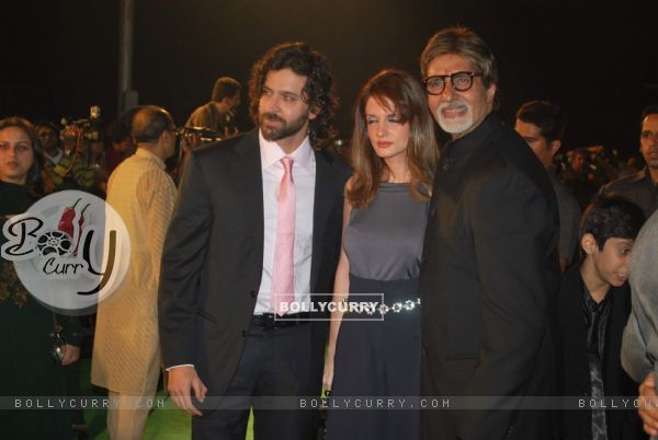 Bollywood actors Hrithik Roshan with wife Suzanne and Amitabh Bachchan at the premiere of film "Paa" (82673)