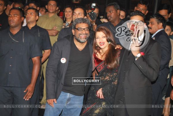 Bollywood actors Abhishek Bachchan with wife Aishwarya Rai Bachchan at the premiere of film "Paa" (82676)