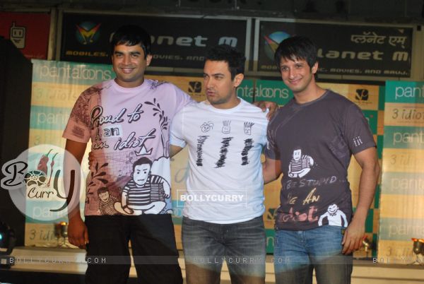 Madhavan, Aamir Khan and Sharman Joshi at Pantaloons 3 Idiots Fashion Show at Phoneix Mill (IANS: Photo) (82702)