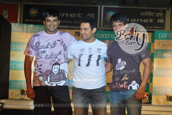 Madhavan, Aamir Khan and Sharman Joshi at Pantaloons 3 Idiots Fashion Show at Phoneix Mill (IANS: Photo) (82703)