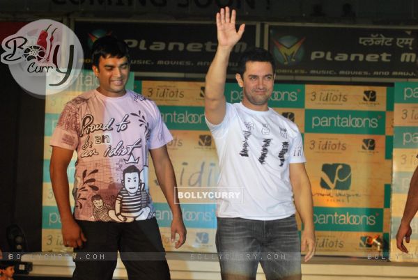 Madhavan and Aamir Khan at Pantaloons 3 Idiots Fashion Show at Phoneix Mill (IANS: Photo)