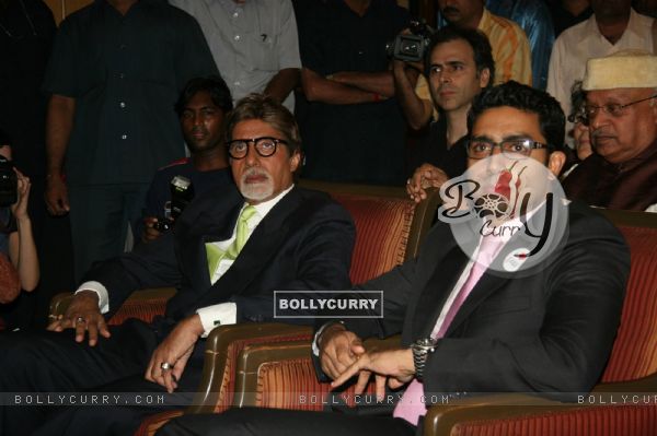 Amitabh Bachchan and Abhishek Bachchan watch Paa with kids