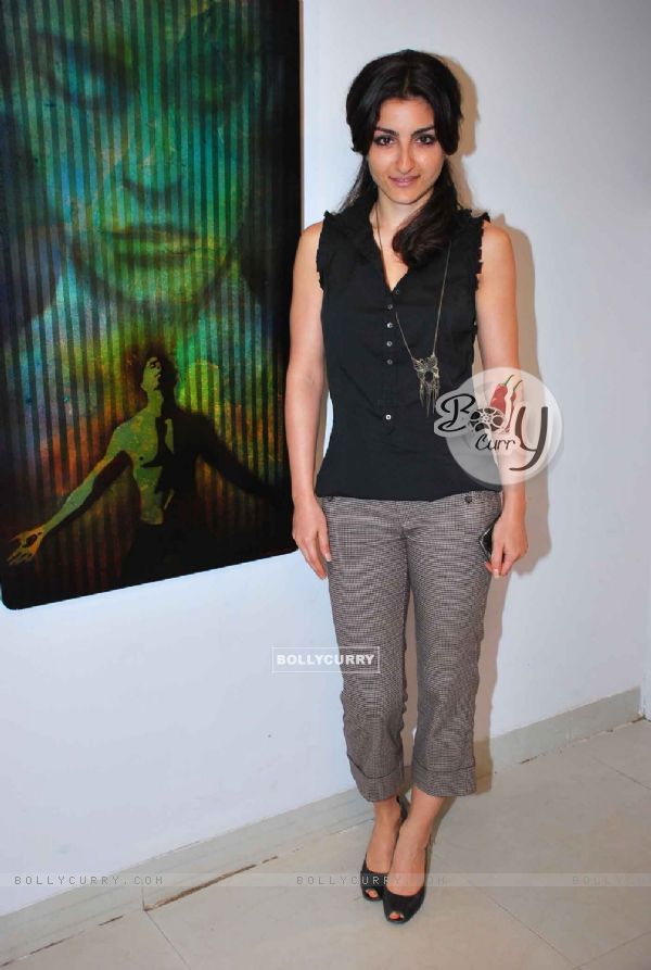 Soha Ali Khan graces Shailesh Achrekar''s paintings preview