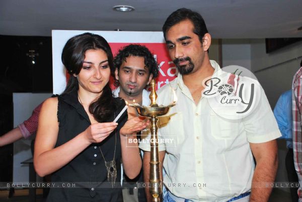 Soha Ali Khan graces Shailesh Achrekar''s paintings preview