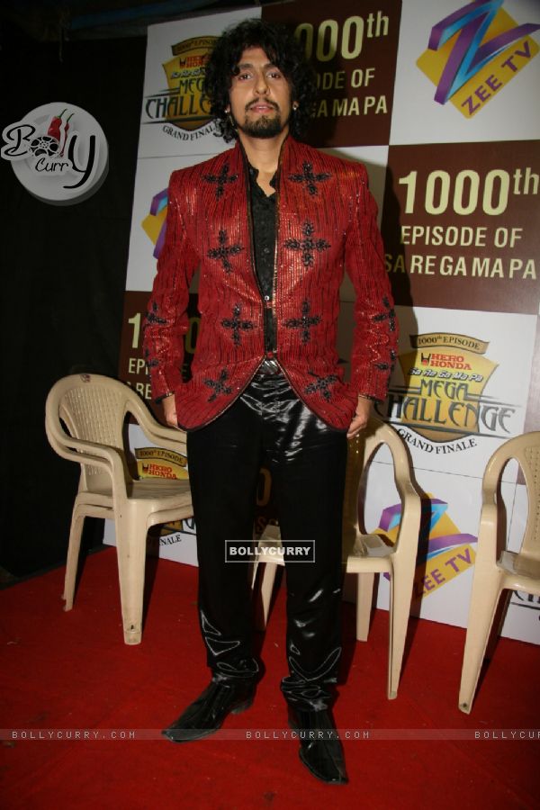 Sonu Nigam at the 3 idiots star cast at Saregama 1000th Episode Bash at Andheri, Mumbai