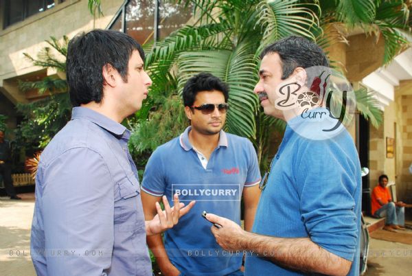 Sharman Joshi and R Madhvan at 3 Idiots Promotional Eevent in Radio Mirchi (83090)