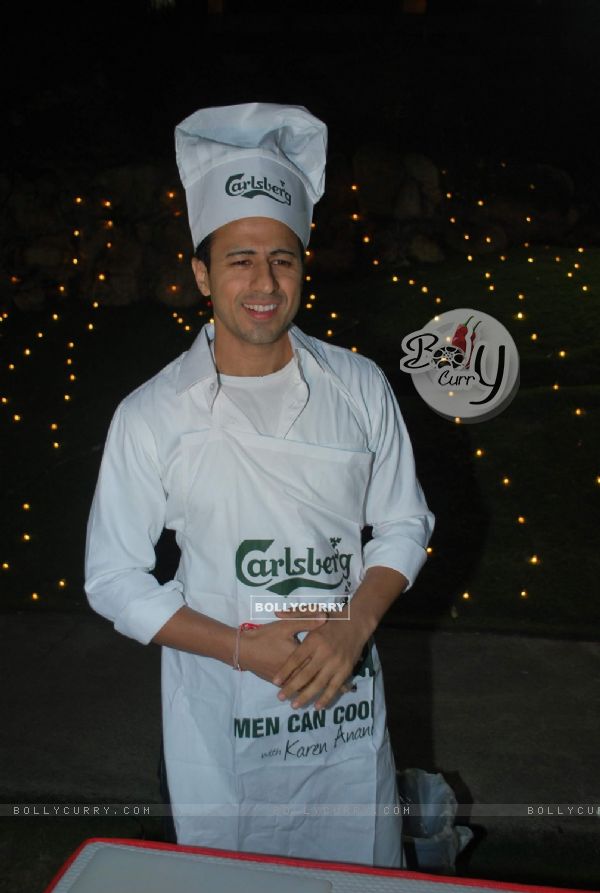 Model-turned-actor Aryan Vaid turned chef at "Carlsberg" event at Bandra, Mumbai