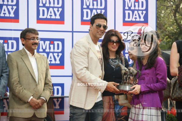 Akshay Kumar and Twinkle Khanna with the winner at Mid-Day race in Mahalxmi Race Course