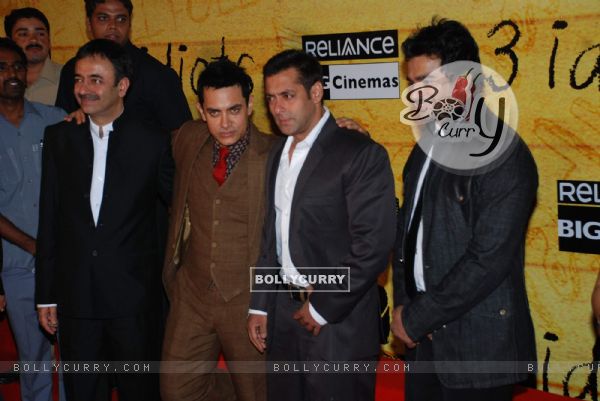 Aamir Khan, Salman Khan and Madhwan at 3 Idiots Press Meet at IMAX Wadala (83350)