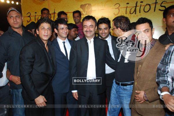 Shahrukh Khan, Sharman Joshi, Madhwan, Vidhu Vinod Chopra and Aamir Khan at 3 Idiots Press Meet at IMAX Wadala (83353)