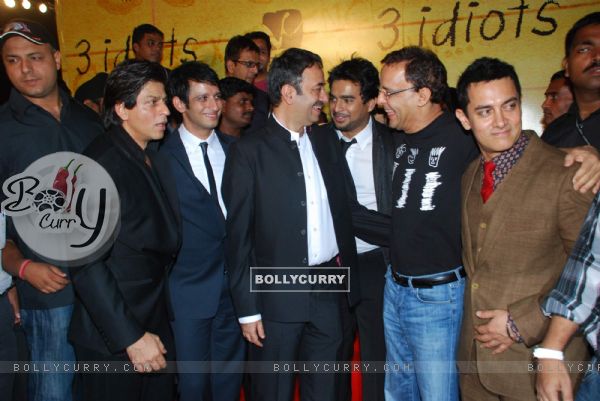 Shahrukh Khan, Sharman Joshi, Madhwan, Vidhu Vinod Chopra and Aamir Khan at 3 Idiots Press Meet at IMAX Wadala (83354)