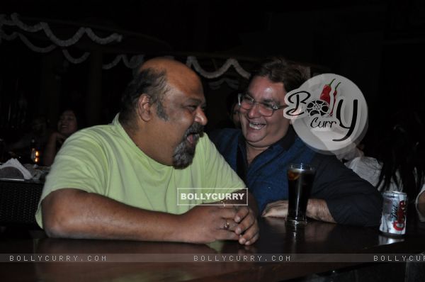 "Raat Gayi Baat Gayi" cast chills at Bonobo bar, Bandra in Mumbai (83466)