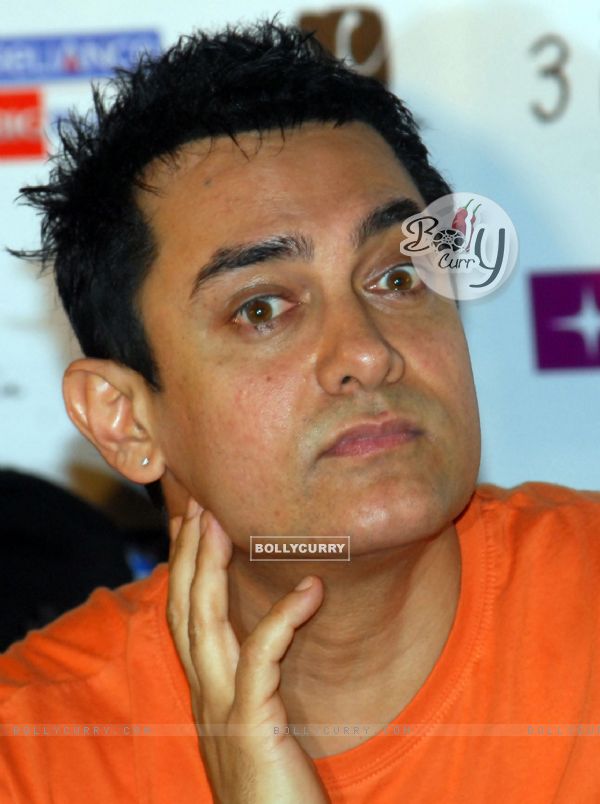 Aamir Khan with his" 3 Idiots" team in Kolkata on 31st night