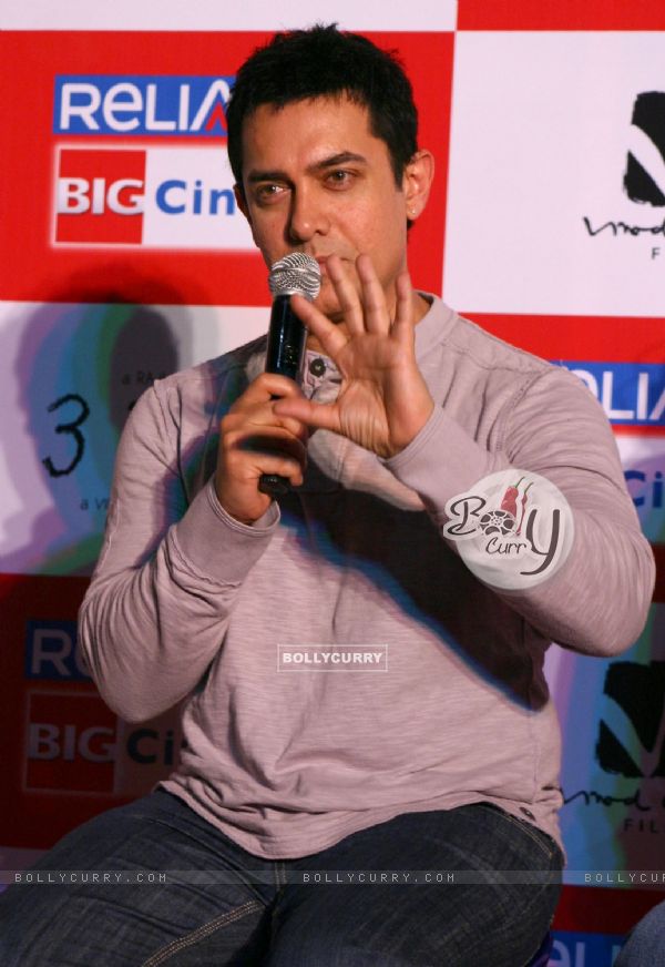 Aamir Khan,at press-meet to promote film ''''3-idiots'''',at Noida (83525)