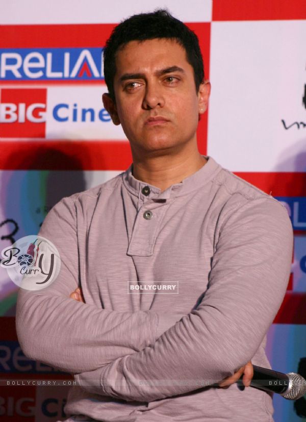 Aamir Khan,at press-meet to promote film ''''3-idiots'''',at Noida (83526)