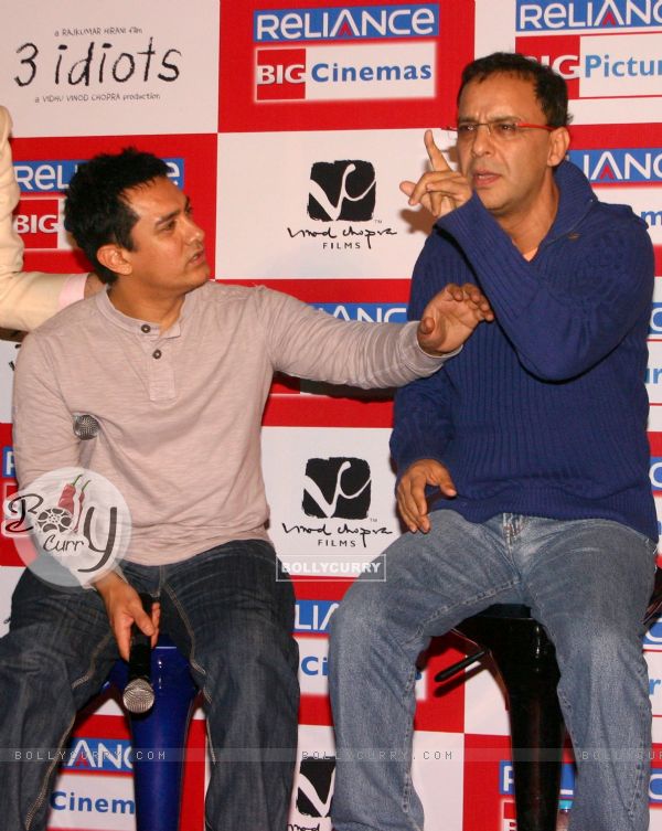 Aamir Khan, Vidhu Vinod Chopra  at press-meet to promote film ''''3-idiots'''',at Noida (83527)
