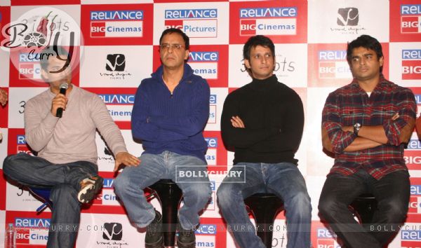 Aamir Khan, Vidhu Vinod Chopra, Sharman at press-meet to promote film ''''3-idiots'''',at Noida (83529)