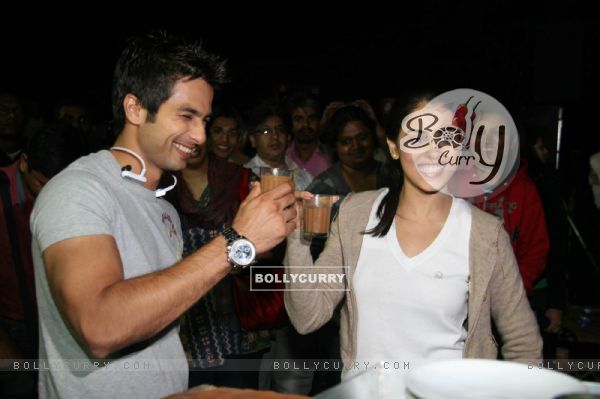 Shahid Kapoor and Genelia D''Souza on Top of a Car to Promote Chance Pe Dance at Kamalistan (83631)
