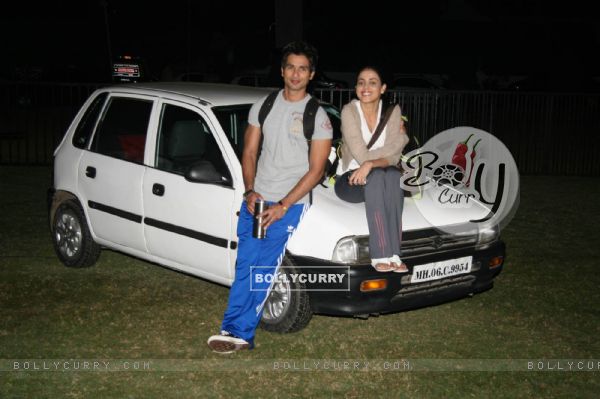 Shahid Kapoor and Genelia D''Souza on Top of a Car to Promote Chance Pe Dance at Kamalistan (83634)
