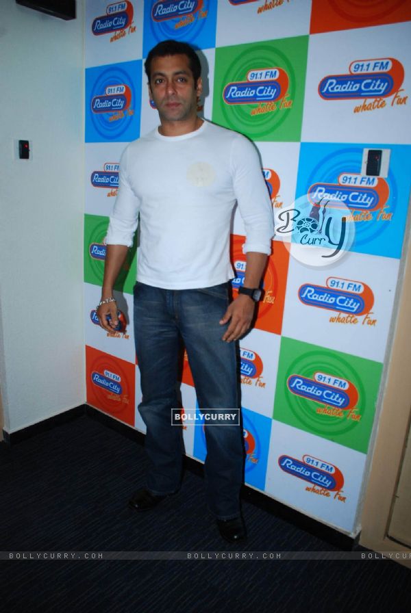 Salman Khan Promotes Veer at Radiocity in Bandra (83666)