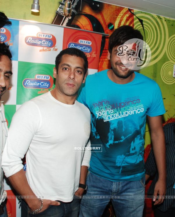 Salman Khan Promotes Veer at Radiocity in Bandra (83668)