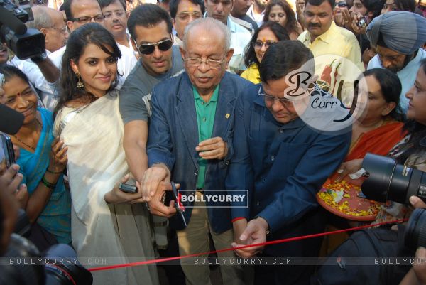Salman Khan inaugurated an Exibition of Nursery plants & flowers on 7 Jan 2010 in Mumbai