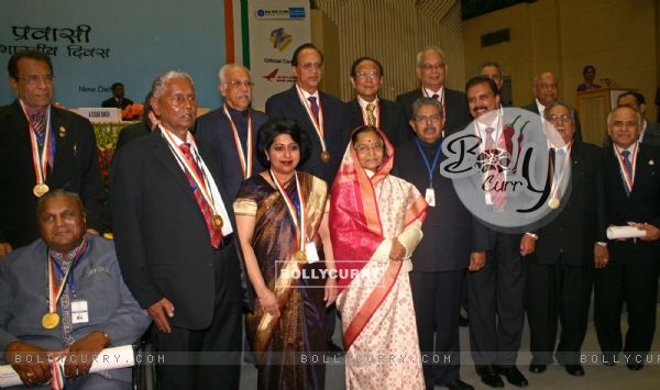 President Pratibha Devisingh Patil , Union Minister for Overseas Indian Affairs Vayalar Ravi with the Awardees of ''''PRAVASI BHARATIYA SAMMAN'''' at the 8th Pravasi Bharatiya Conference in New Delhi on Saturday