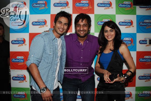 Bollywood actors Shahid Kapoor and Genelia D'' Souza at the promotional event of their upcoming movie "Chance Pe Dance" at Radio City 911 FM (83939)