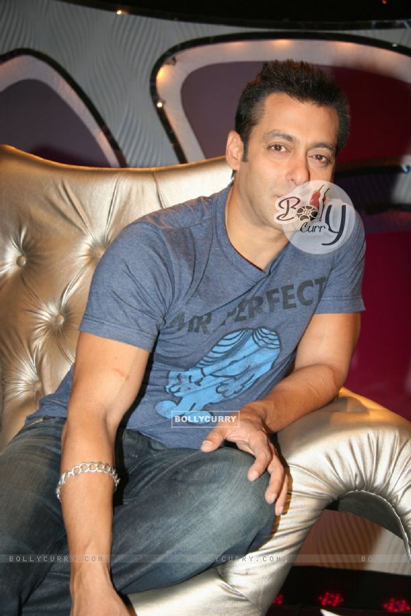 Salman Khan promotes ''Veer'' TV Show Dance India Dance at Famous Studio in Mumbai on Monday Afternoon