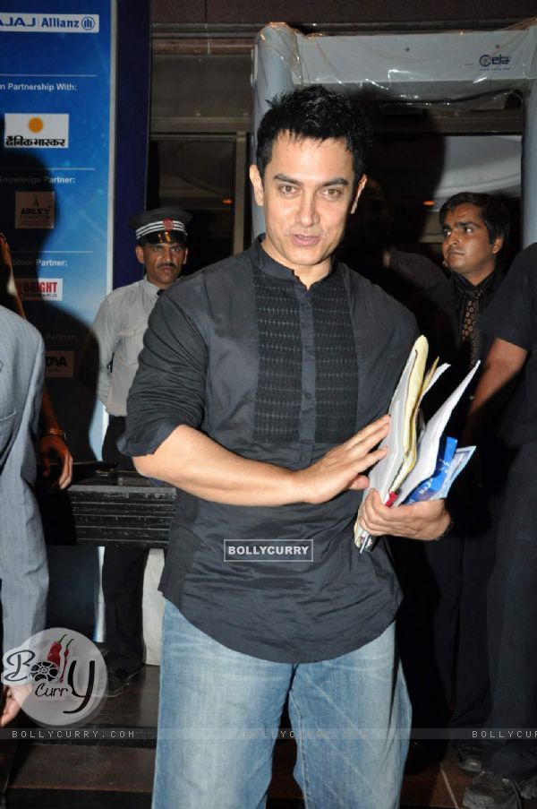 Aamir Khan and Kailash Kher at IBN7 Super Idols to honor achievers with disability at Taj Land''s End