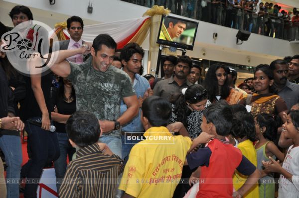 Salman Khan with Kids at "Veer Ka Darbar" at Oberoi mall