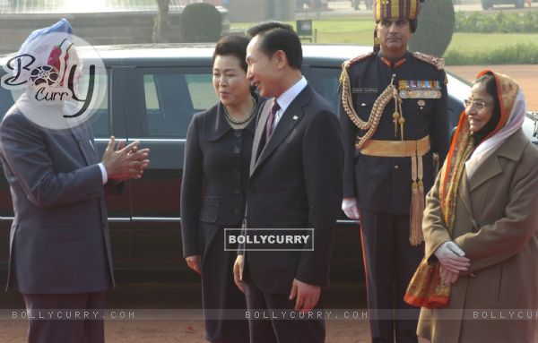 Prime Minister Manmohan Singh and visiting South Korean President Lee Myung-Bak having a talk as president Pratibha Patil and south Korean first lady look on during the ceremonial welcome at the Rashtrapati Bhavan in New Delhi on Monday