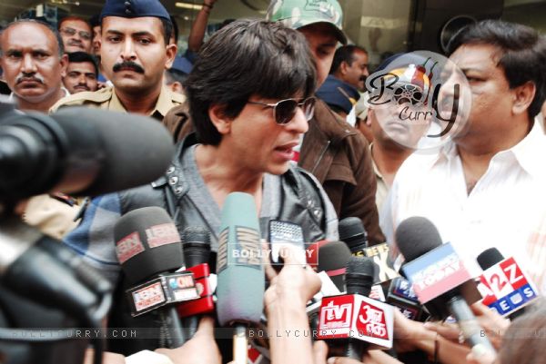 Shah Rukh Khan arrive back in Mumbai