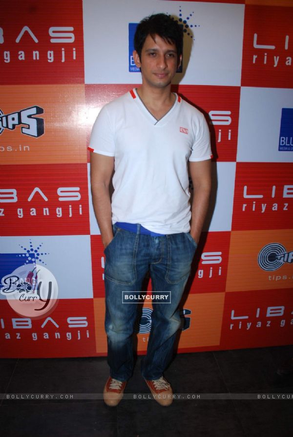 Bollywood actor Sharman Joshi at the promotional event of his upcoming movie "Toh Bat Pakki" at Riyaz Ganji store in Juhu, Mumbai (84946)