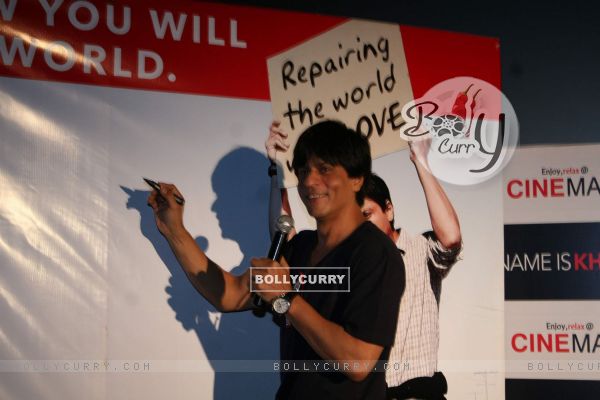 SRK promotes "My Name is Khan" at Fun N Cinemax (85164)