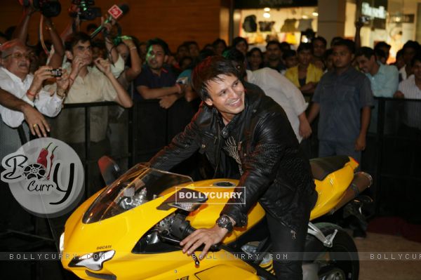 Vivek Oberoi at the launch of Prince Film Music, Oberoi Mall (85248)
