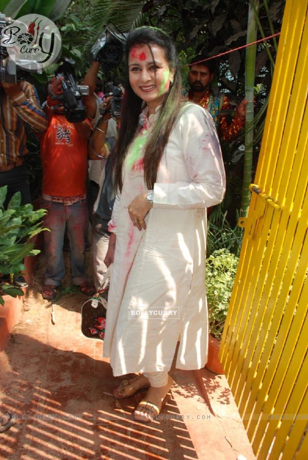 Poonam Dhillon play Holi at Azmi House