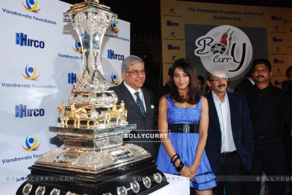 Bipasha Basu unveils Vandrevala Foundation Race Trophy at Mahalaxmi Race Course
