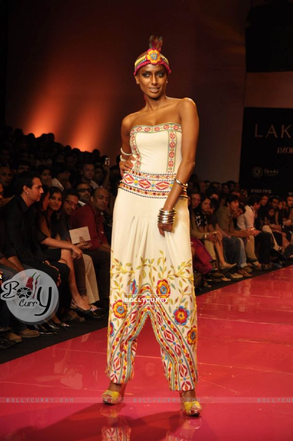 Model walks on the ramp for designer Malini Ramani at Lakme Fashion Week 2010