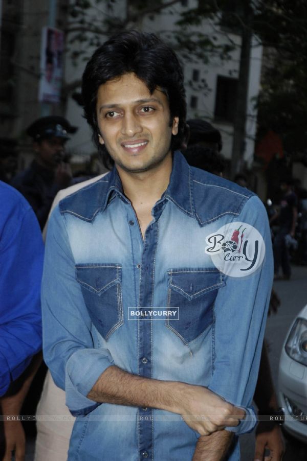 Actor Ritesh Deshmukh inaugurating Mumbai''s first indoor and air conditioned food street called ''Khau Gall''