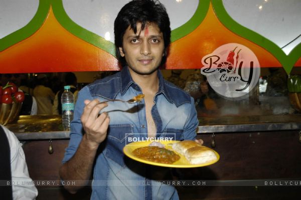 Actor Ritesh Deshmukh inaugurating Mumbai''s first indoor and air conditioned food street called ''Khau Gall''