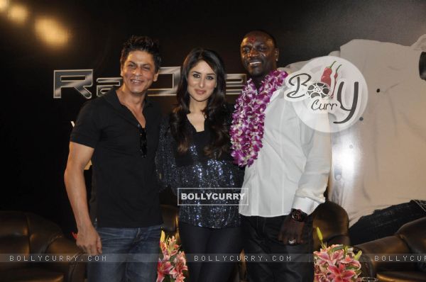 Shahrukh Khan, Akon & Kareena Kapoor pose at a press conference of their forthcoming movie RaOne held in Mumbai today Singer Akon is in Mumbai to record a song for RaOne (85965)