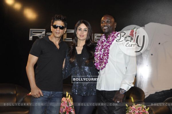 Shahrukh Khan, Akon & Kareena Kapoor pose at a press conference of their forthcoming movie RaOne held in Mumbai today Singer Akon is in Mumbai to record a song for RaOne (85966)