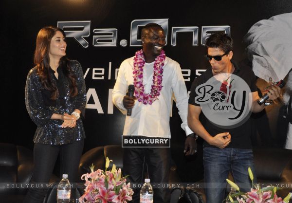 Shahrukh Khan, Akon & Kareena Kapoor pose at a press conference of their forthcoming movie RaOne held in Mumbai today Singer Akon is in Mumbai to record a song for RaOne (85967)