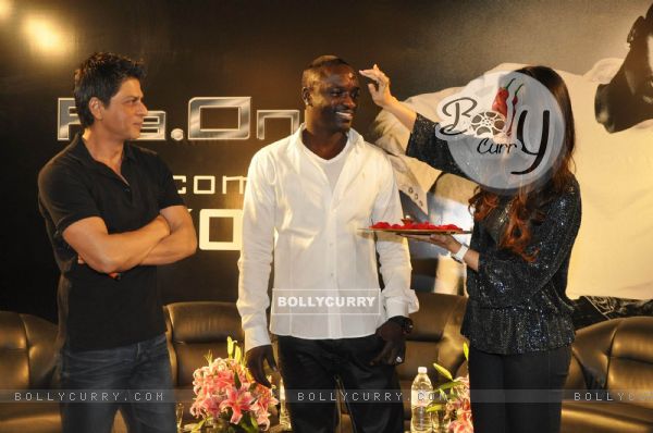 Shahrukh Khan, Akon & Kareena Kapoor pose at a press conference of their forthcoming movie RaOne held in Mumbai today Singer Akon is in Mumbai to record a song for RaOne