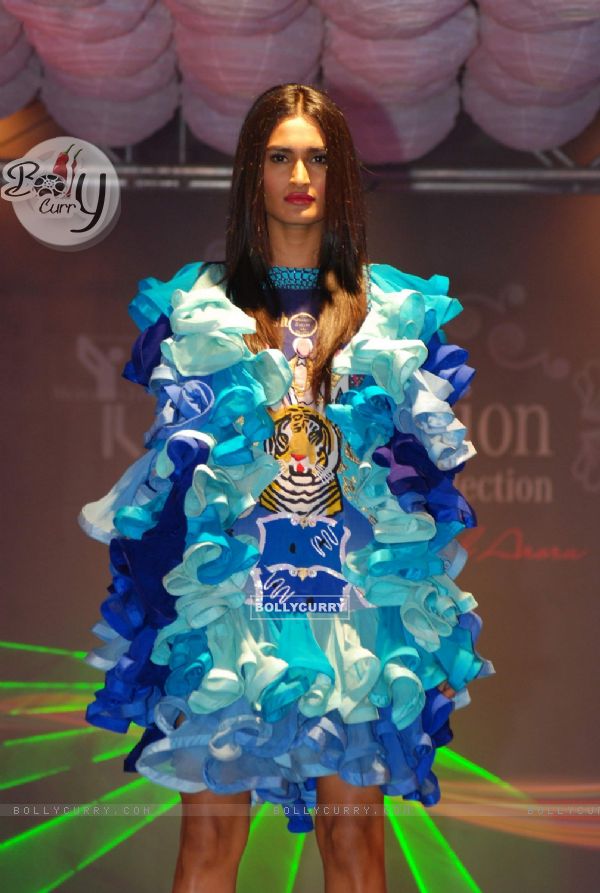 Model at Mercedez Benz Facination colelction by Manish Arora