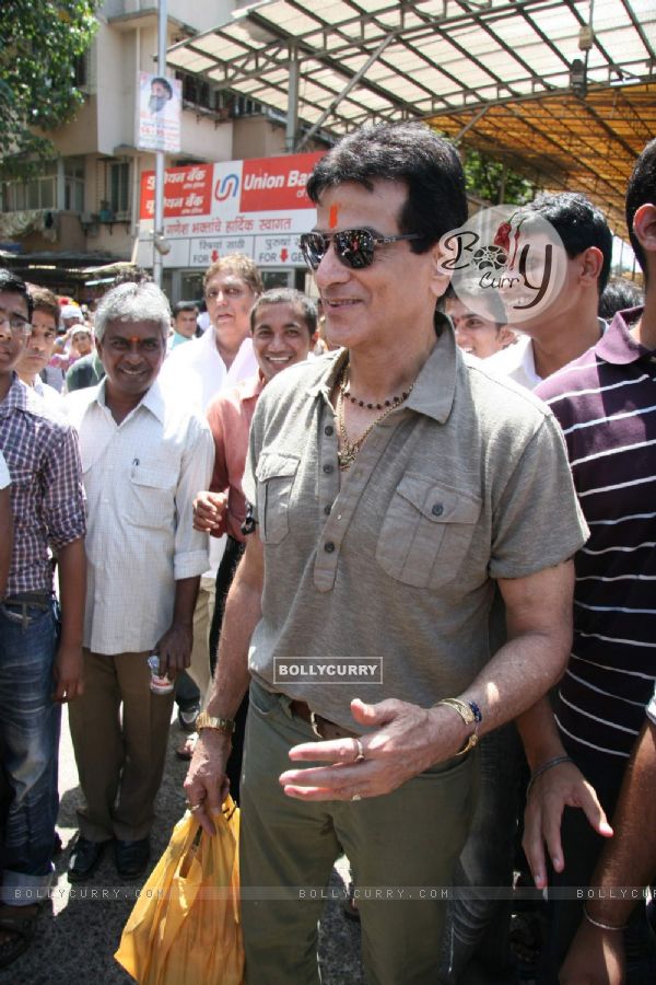 Celebrities at seeks blessing at Siddhivinayak for his Film City of Gold at Dadar (86143)