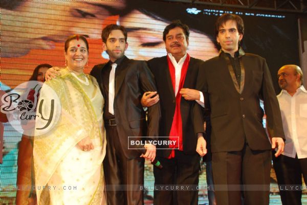 Shatrughan Sinha''s son Luv launches with movie Sadiyan at The Club