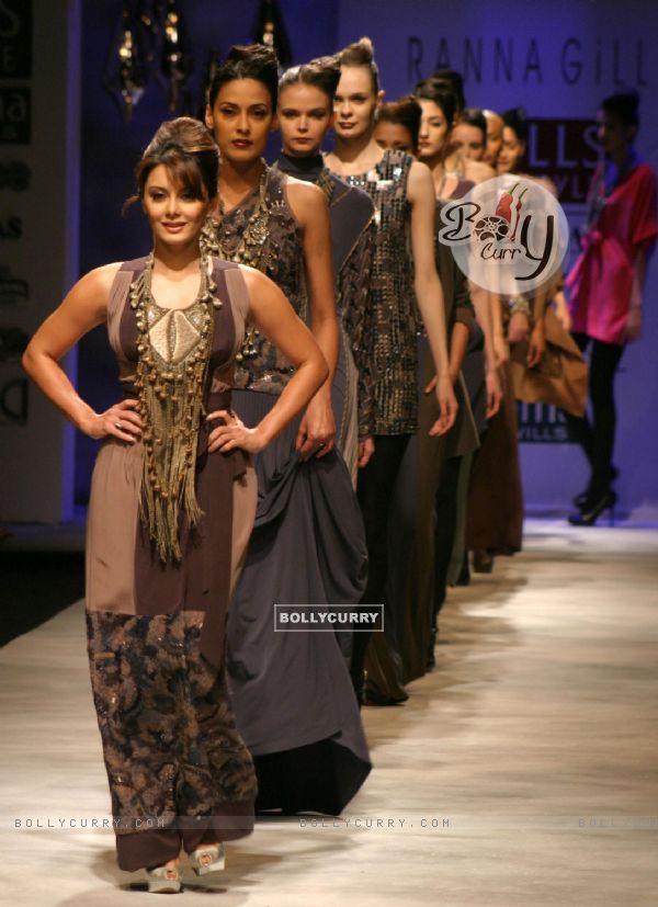 Bollywood actor Minissha Lamba showcasing designer Ranna Gill,s creation at the Wills Lifestyle India Fashion Week-2010, in New Delhi